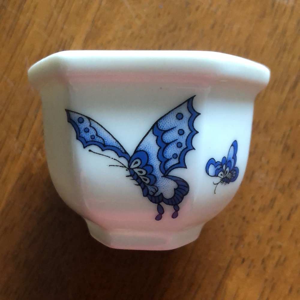 Chinese Porcelain Butterfly Bowl - Picture 4 of 6